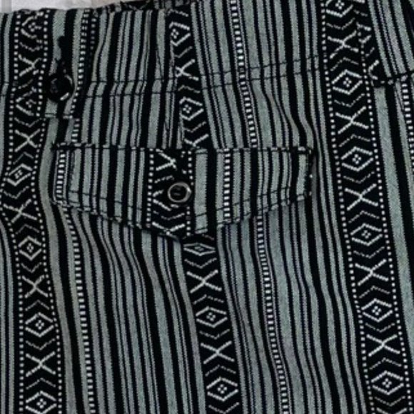 American Rag Black & White Geometric print shorts - Picture 5 of 7